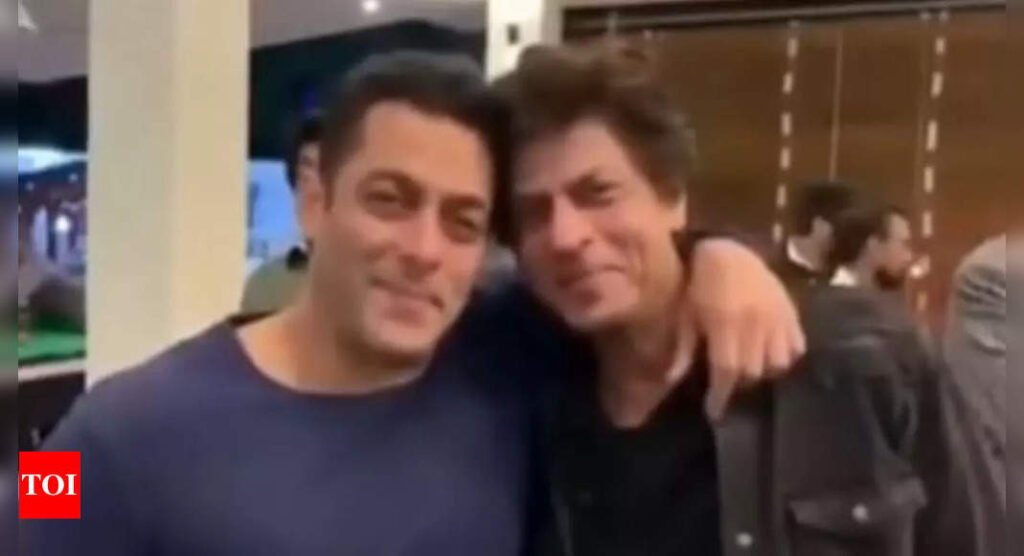 Shah Rukh Khan and Salman Khan watch 'Karan Arjun' together and indulge in bromance, VIDEO breaks the internet - WATCH | Hindi Movie News Filmymeet