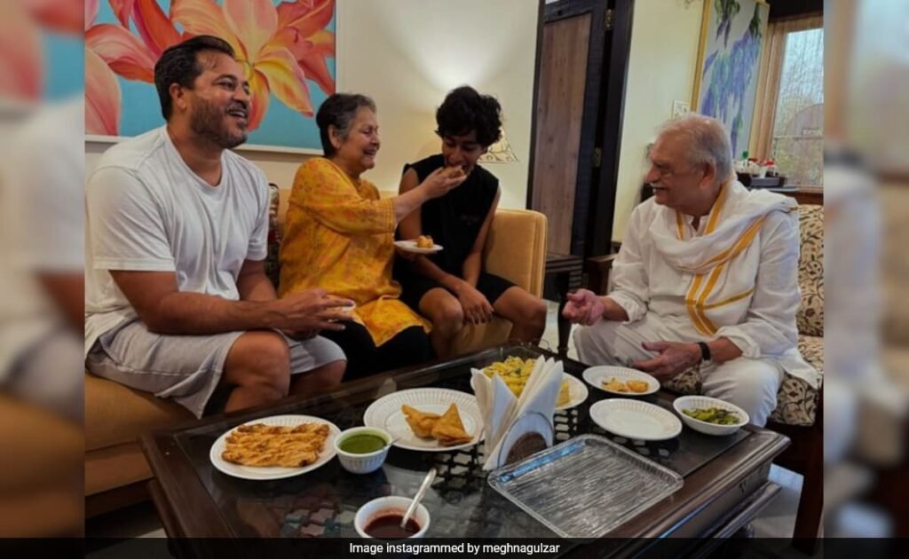 A Rare Fam-Jam Pic Of Gulzar And Rakhee, Shared By Daughter Meghna Gulzar