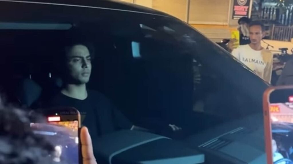 Aryan Khan arrives in all-black attire for screening of Angry Young Men. Watch | Bollywood FilmyMeet