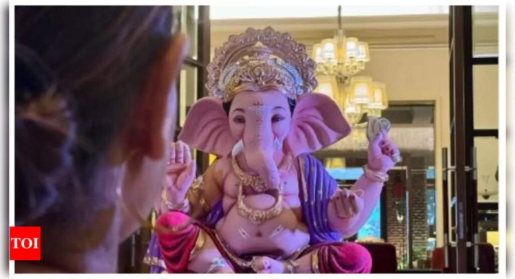 Shah Rukh Khan gives us a glimpse of Gauri Khan as he shares photo from his Ganpati celebrations at home; wishes his fans 'health, joy, and lots of modaks' | Filmymeet