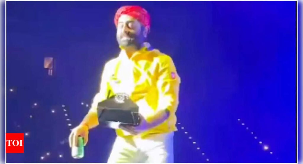 Arijit Singh declares stage as 'Temple,' removes fan’s food during concert; Says, 'I am sorry, you can’t put food here' Filmymeet