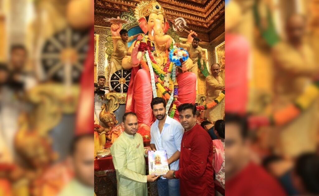 Vicky Kaushal Visits Lalbaugcha Raja. Watch FilmyMeet