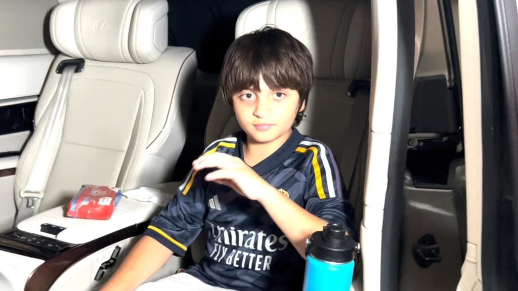 AbRam has the cutest response as paparazzi tell him 'Shah Rukh sir ko salaam bolna'. Watch | Bollywood FilmyMeet