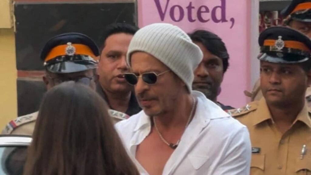 Maharashtra polls: Shah Rukh Khan comes with Gauri, Suhana and Aryan to cast his vote | Bollywood FilmyMeet